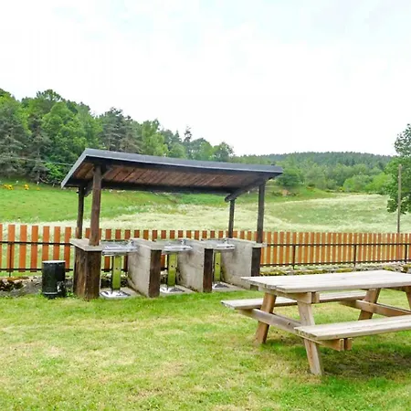 Le Aubrac, 4 Personnes Au Bacon